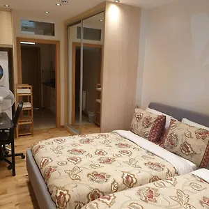 Luxury 1min Walk From Underground, With Free Parking Free Wifi London