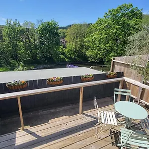 Ty Taf 2 Bed With Deck & Easy Transport Links Cardiff